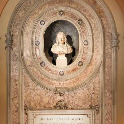 Anonimo, monumento dedicato a Giambattista Morgagni, 1874